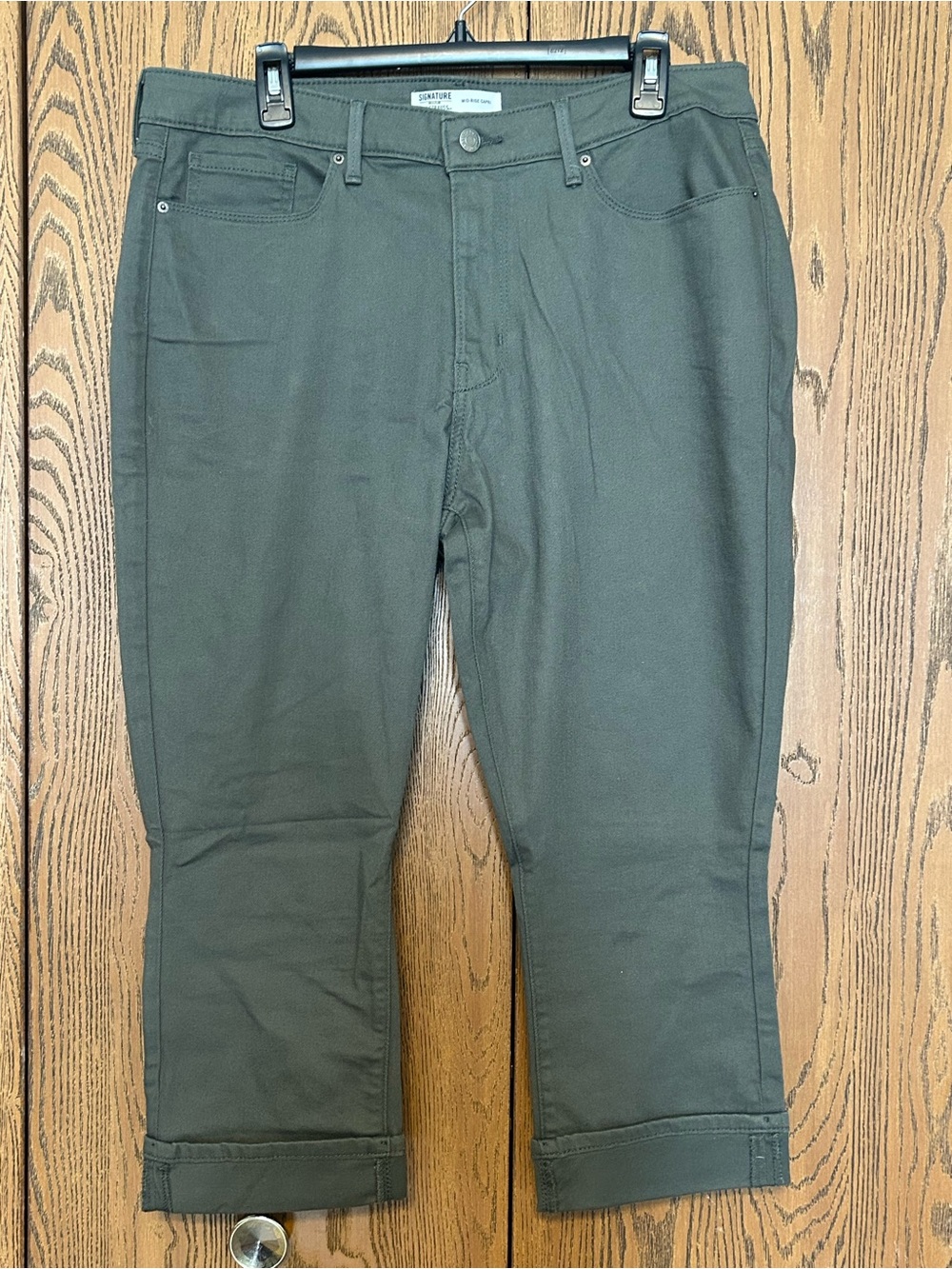 Levi’s Signature Mid-Rise Capris in Olive Green